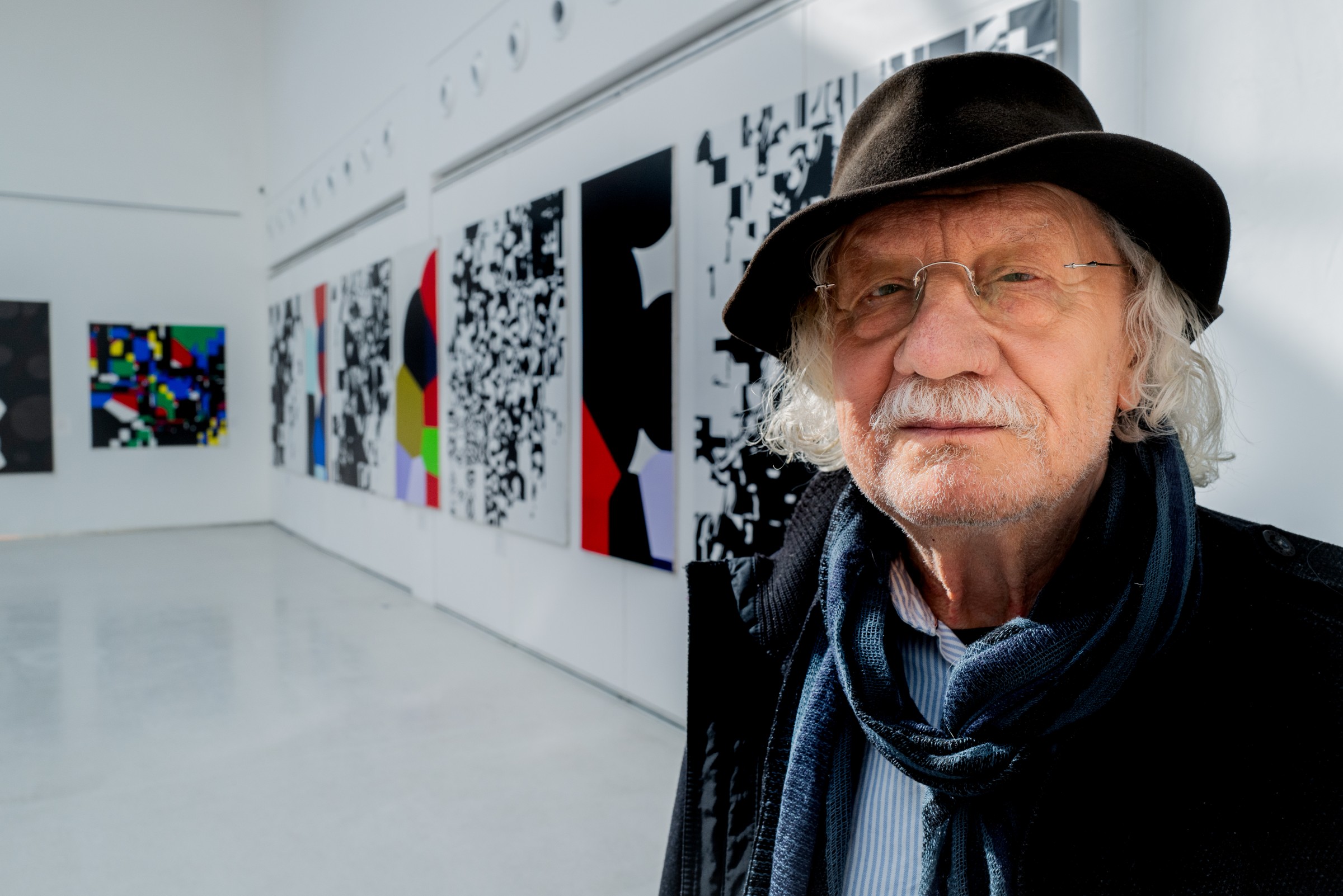 Radomír Leszczynski (*1945) na výstavě OKOUZLENI GEOMETRIÍ, Mánes, duben 2025