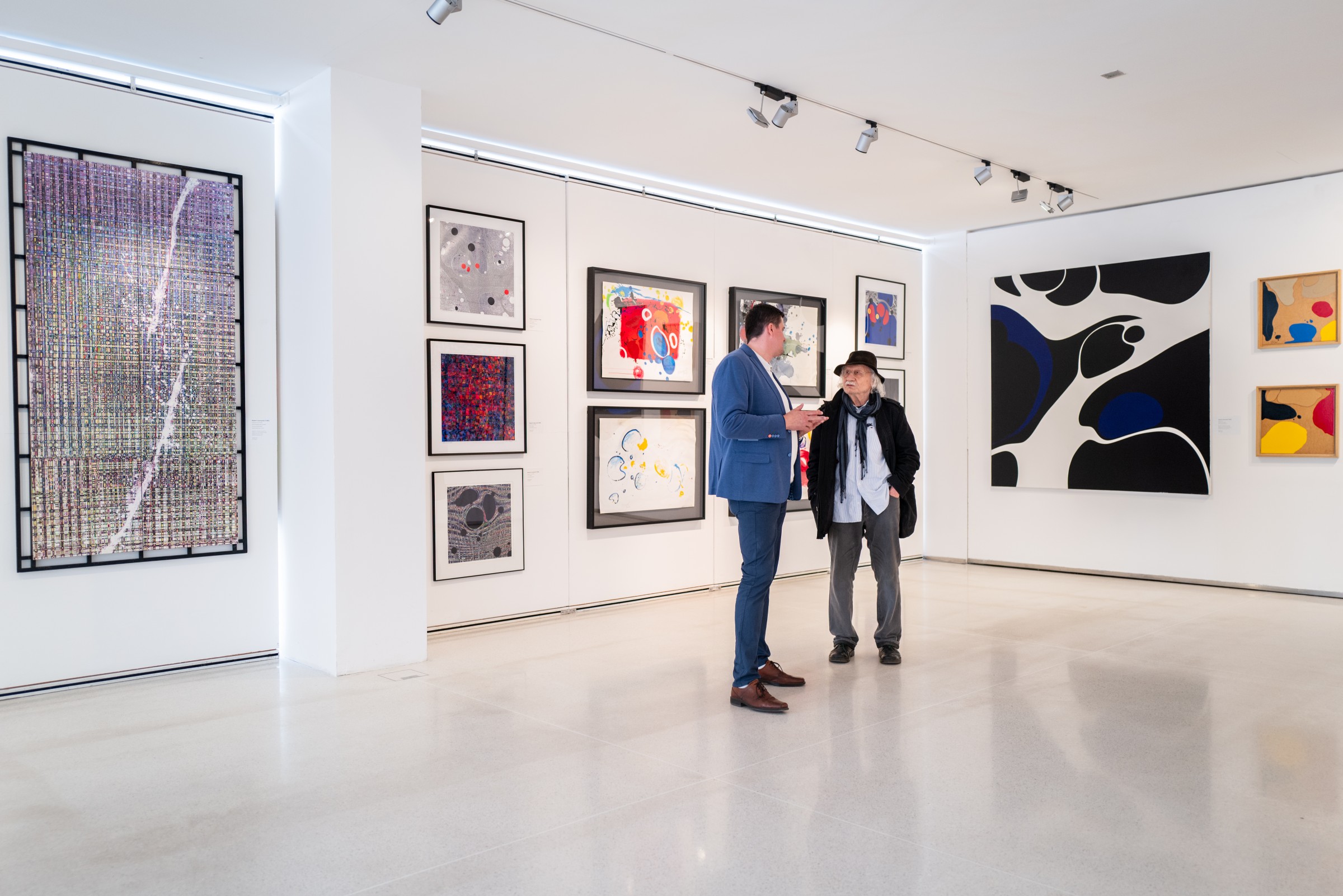 Radomír Leszczynski (*1945) a Pavel Urban na výstavě OKOUZLENI GEOMETRIÍ, Mánes, duben 2025